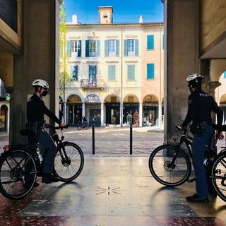 Uscite per fasce d'età, trasporti contingentati, jogging solitario: ecco le proposte allo studio del governo per la ripartenza