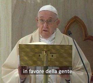 Papa Francesco parla a politici e scenziati durante l'omelia in Santa Marta di stamattina, lunedì dell'Angelo (foto tratta da Vatican News)