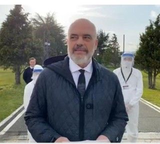 L'indimenticabile gesto del premier albanese: «Non siamo ricchi ma non siamo privi di memoria e non abbandoniamo l'Italia»