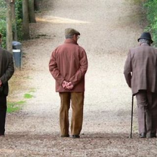Sindacati e associazioni dei pensionati: «No al prolungamento dell'isolamento degli anziani»