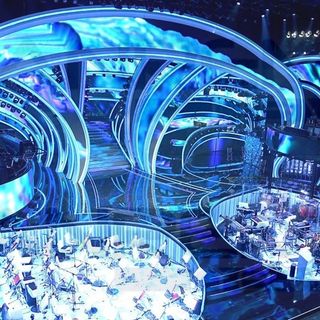#Sanremo2020: un palco che dona profondità e spazio quello del Festival, scala ridotta e orchestra ai lati (Foto)