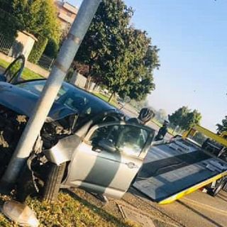 Magenta, ragazza in auto finisce contro il palo: illesa