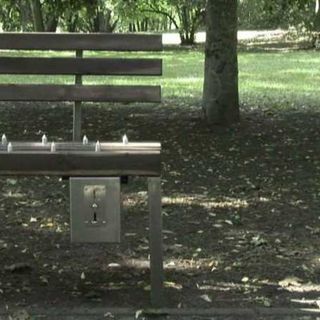 Senza tetto ucciso dal freddo, trovato senza vita su una panchina di Milano
