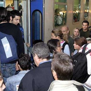 Trasporti: rinviato a novembre il consiglio regionale dei pendolari, esplode la polemica