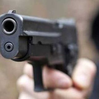 Bernate Ticino: pistola in pugno gli porta via la Mercedes