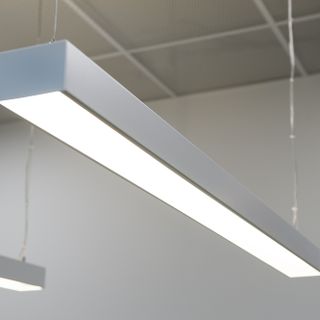 Illuminazione: vantaggi e svantaggi delle lampade a sensori