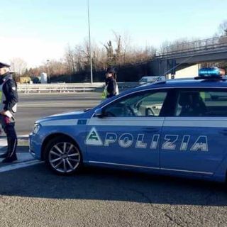 In auto con 16 chili di cocaina e il figlio di 5 anni: 34enne arrestato dalla Polizia Stradale