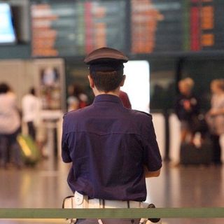 Chiede aiuto alla polizia armato di spranga nell'area check in di Malpensa: denunciato nigeriano