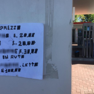 Area di servizio &quot;colonizzata&quot; dalle prostitute. Che affiggono anche il listino prezzi