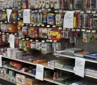 Vietata la vendita di quaderni e phone nei supermercati: «Ma come faccio ad asciugare i capelli alla mia bimba?»