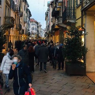 Coronavirus, si va verso Natale e Capodanno &quot;blindati&quot;: il governo pensa a tutta Italia zona rossa nei giorni a rischio