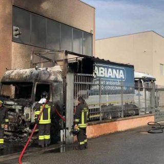 Corbetta: camion della Ticino Trasporti in fiamme, si indaga sulle cause