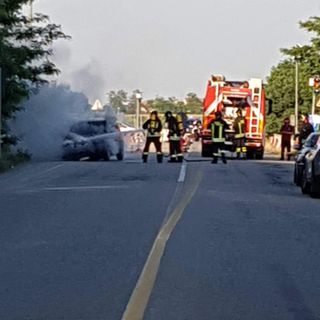 Auto in fiamme sulla Ceretto-Mortara, intervengono i Vigili del fuoco