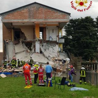 L’intervento dei vigili del fuoco sul luogo del crollo