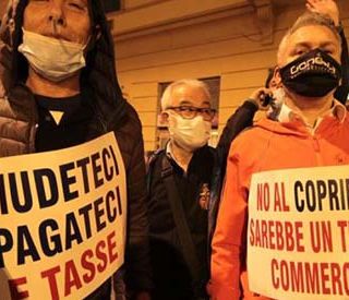 &quot;Basta, siamo stremati&quot;: ristoratori in protesta alla Prefettura di Milano