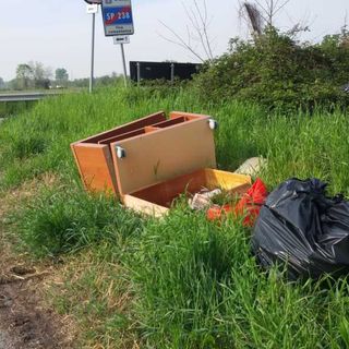Robecco sul Naviglio, ancora rifiuti abbandonati nelle campagne per Castellazzo de’ Barzi