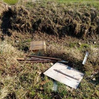 Albairate ‘pizzica’ scaricatore di rifiuti: ripulisce la roggia e viene sanzionato