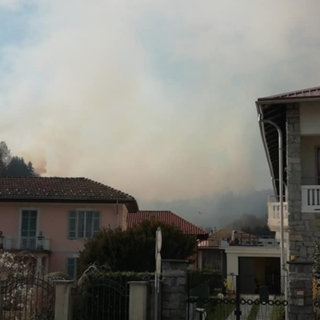 Vasto incendio tra vercellese e biellese