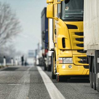 Camionista milanese in contromano su A1, 10mila euro di multa e patente revocata