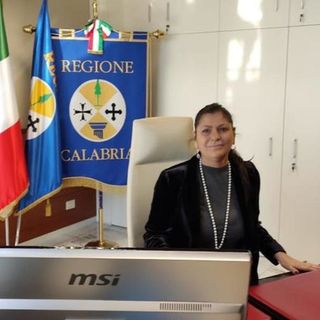 CRISI DI SISTEMA. La governatrice della Calabria scavalca il governo e riapre subito bar, ristoranti, pizzerie e pasticcerie