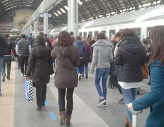 Tragedia a Milano Centrale: donna investita dal treno, è in condizioni gravissime