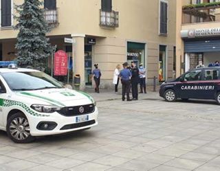 Magenta: armato di coltello tenta due rapine nel centro, ma è costretto a fuggire