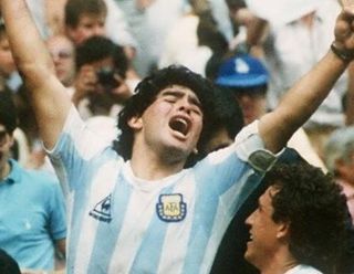 Da Baires a Napoli, passando per i Mondiali 1986: la vita di Maradona, una corsa verso l’imperitura leggenda
