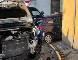 Corbetta: scontro in via Piave, mezzi distrutti e una donna ferita (FOTO)