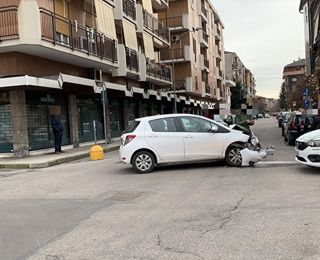Magenta: scontro tra due auto in via Trieste, coinvolti anche due veicoli in sosta