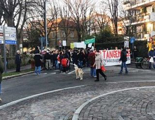 Abbiategrasso, più di 300 persone al corteo anti parco commerciale