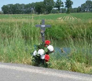Robecco sul Naviglio: una Croce in ferro per ricordare Davide Noè a 5 anni dalla morte, realizzata da un amico