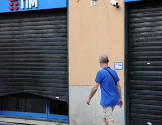 Abbiategrasso – Spaccata con furto al negozio di telefonia di via Novara