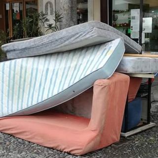 Vigevano: rifiuti accatastati in Piazza Ducale, sanzionato il trasgressore con l'ausilio della videosorveglianza