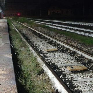 Un morto sui binari tra Magenta e Trecate, linea ferroviaria interrotta