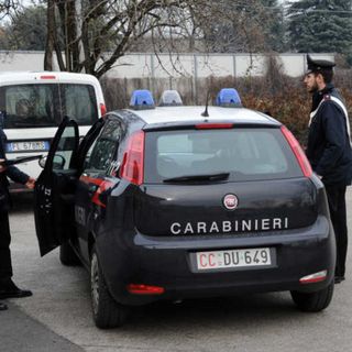 Sedriano: 53enne ubriaco semina scompiglio, neutralizzato con lo spray al peperoncino