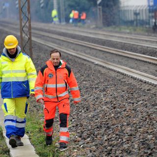Un uomo e’ stato investito da un treno in transito sulla linea ferroviaria Milano Torino, l’episodio e’ avvenuto nei pressi di via Matteotti in una zona adiacente l’area industriale della Cascina Scaravella. L’uomo e’ stato portato all’ospedale Niguarda vivo ma in gravi condizioni