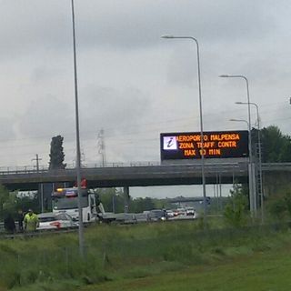 Magenta: tamponamento sulla Boffalora Malpensa, un veicolo prende fuoco