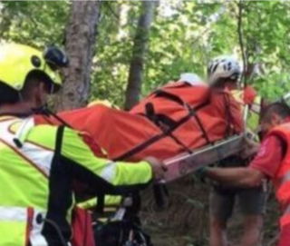 Con la moto finisce in una scarpata: quarantenne in rianimazione