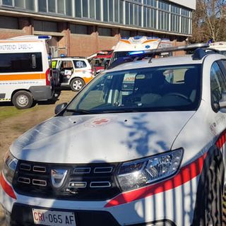 Ambulanze e automediche impegnate nel soccorrere gli studenti del Cardano di Pavia