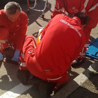Muore schiacciata dalla propria auto