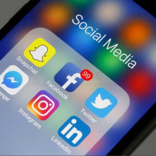 41.6 milioni di utenti giornalieri dei social in Italia. E 2.6 milioni di giornali cartacei…
