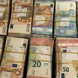 Como, pizzicato al confine italo-svizzero con 31mila euro: denuncia e sequestro di orologi e preziosi