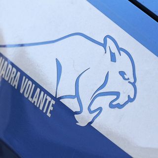 Varese, accoltella al volto una quindicenne in pieno centro e fugge: è caccia all’uomo