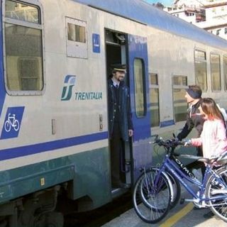 Trenord conferma lo stop al trasporto delle biciclette sui treni: «Prima la sicurezza»