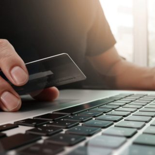 Paga la vacanza con la carta di credito della ex