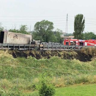 Camion in fiamme lungo la tangenziale ovest