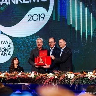La consegna del premio in sala stampa all'Ariston (Foto Duilio Rizzo)