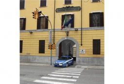 Raptus contro il negozio: botte e bottigliate