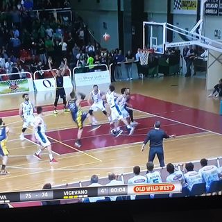 Nella foto tratta dal canale Youtube della Lega Basket serie B, il tiro di Benzoni negli ultimi 5 secondi di Gara 2