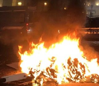 Guerriglia e bombe carta a Torino: 7 arresti e 2 denunce alla manifestazione anti-coprifuoco. Feriti due poliziotti